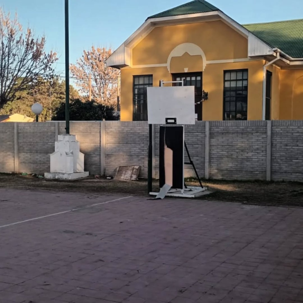 Lamentable hecho de vandalismo en la cancha de básquet de la Escuela Primaria de Sierra de la Ventana