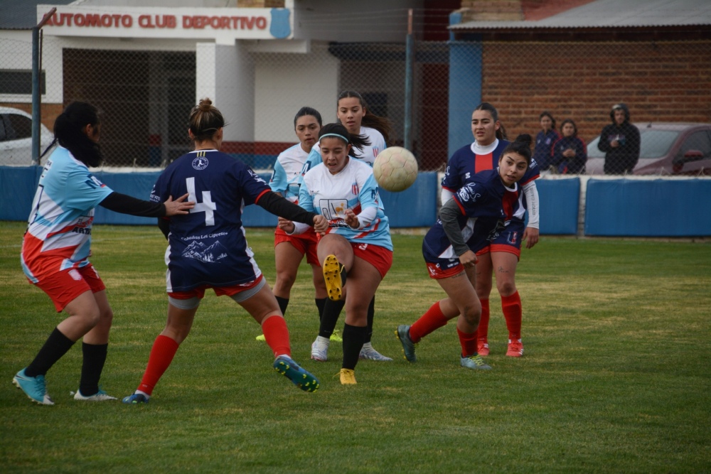 Liga Regional de Futbol: Goleada de las chicas de Automoto ante Unión Pigüé (35 fotos)