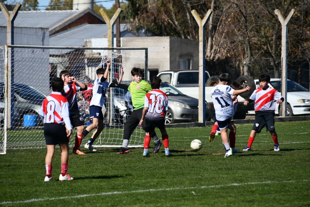 Liga Regional de Fútbol: Quedó reanudado el campeonato de inferiores y en la punta sigue todo igual