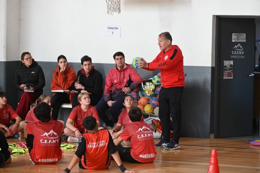 Se desarrollo una clínica teórico - practica de handball en el CEF Nº 9 (20 fotos)