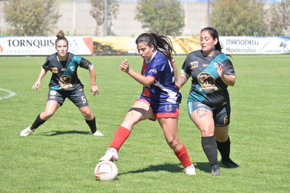 E. de Comercio se metió en los cuartos de final del Clausura de Primera femenino al golear a Automoto en Tornquist (39 fotos)
