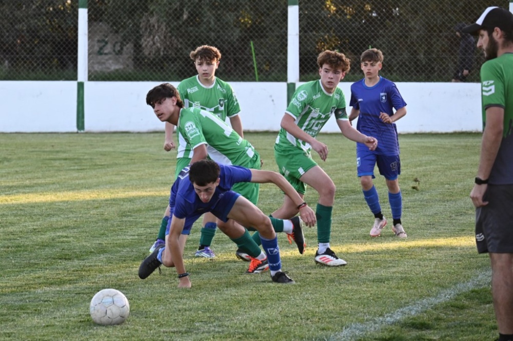 Inferiores: Se jugaron esta tarde los partidos pendientes entre Unión y Racing Club de Carhué (27 fotos)