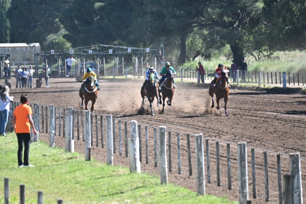 Se vivió una nueva jornada de carreras en el Club Hípico y Social ”Las Sierras” de Tornquist (64 fotos + resultados)