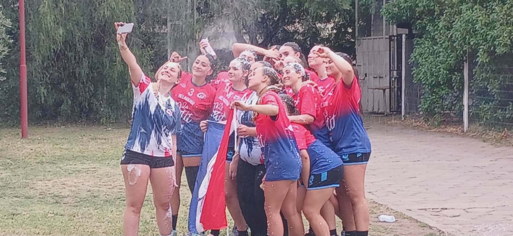 Handball: Alma Del Po, Araceli Gartner y Luz Quintulikan, campeonas con el CEF Nº 83 de Pigüé