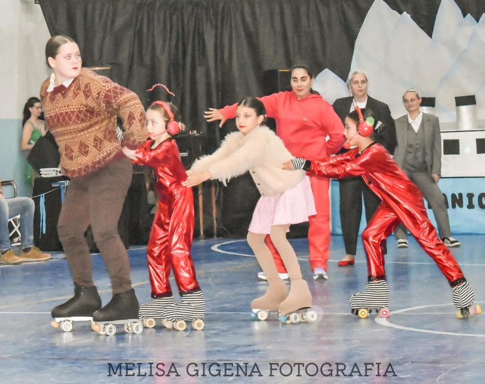 La escuela de patín artístico del Club San Martin de Chasico tuvo su noveno show anual (Incluye fotos)