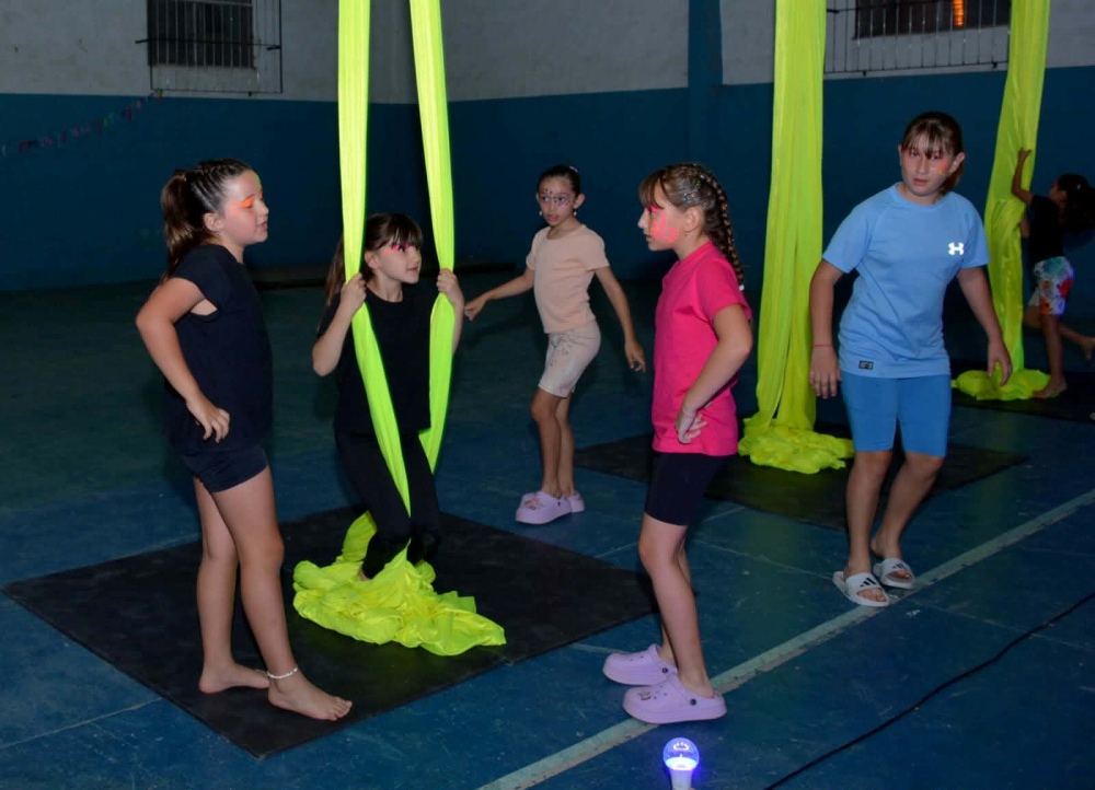 Se realizó, en el Club Porteño de Saldungaray, la muestra de acrobacia en telas a cargo de la profesora Melisa Sagredo