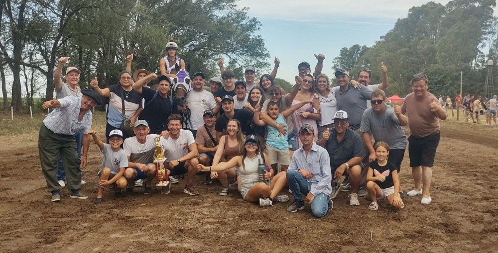 Turf en Macachin: Saldungaray y la barra del stud de Adrián Potej festejaron de la mano de ”Cabezón”
