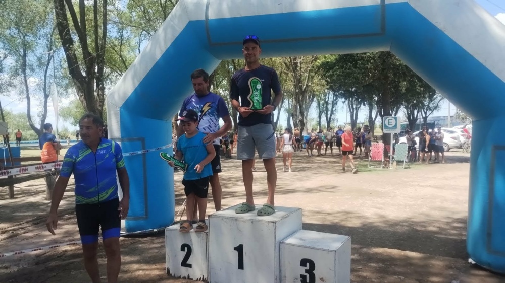 Muy buena labor del serrano Pablo Mayer en el octavo triatlón “Actitud Baraboglia”