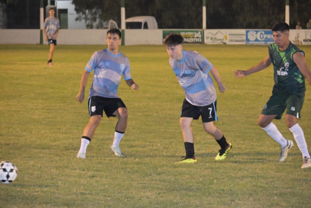 Futbol: Unión y Porteño de Saldungaray jugaron un amistoso en Tornquist (49 fotos)