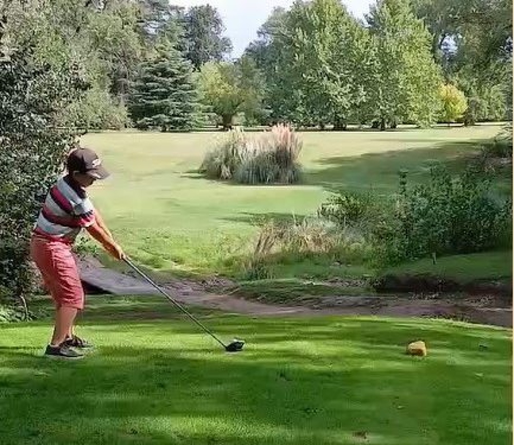 Promesa del Golf: Con solo 8 años, Tobias García debutó en los 18 hoyos del Golf Club Sierra de la Ventana