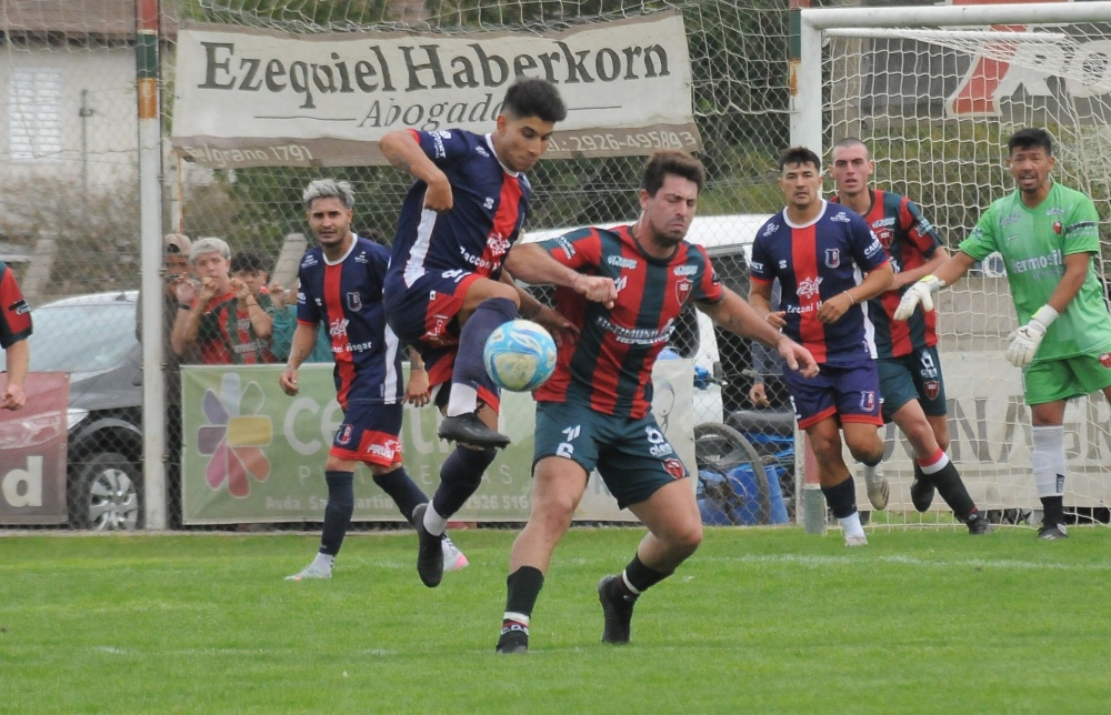 Liga Regional de Futbol: Automoto gano en Coronel Suarez y es el único líder de la zona A (43 fotos)