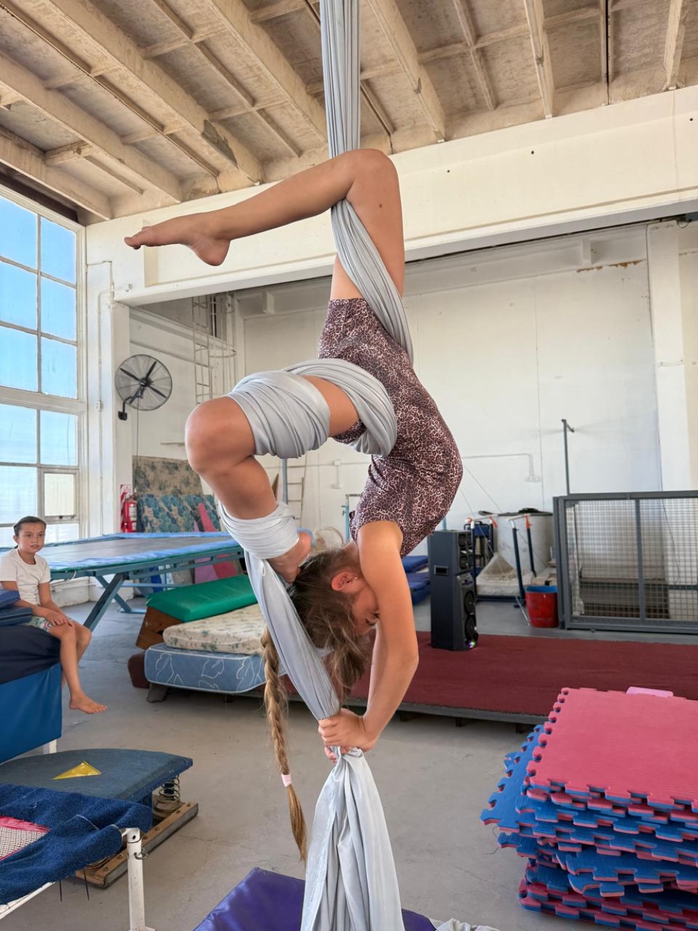 Comenzaron las clases de acrobacia en tela en Tornquist