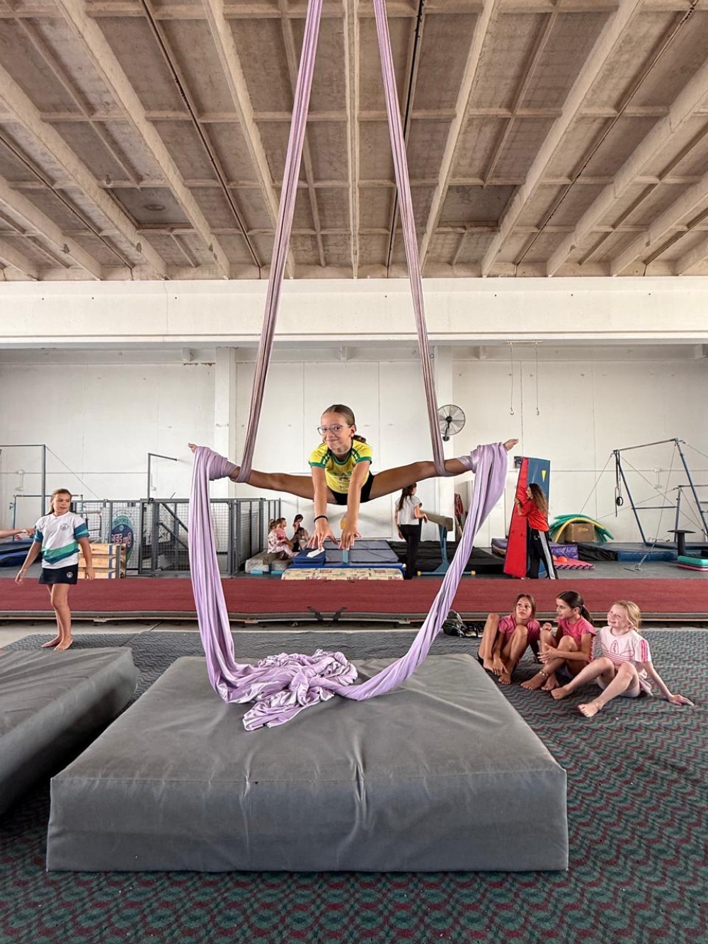 Comenzaron las clases de acrobacia en tela en Tornquist