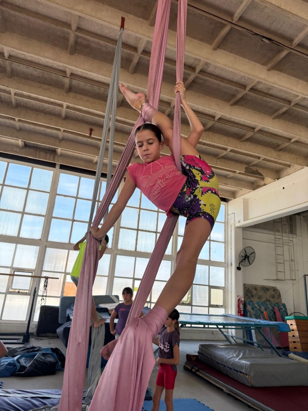 Comenzaron las clases de acrobacia en tela en Tornquist