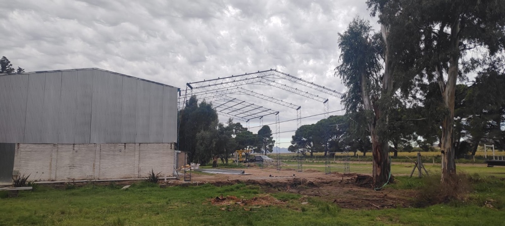 El Club Papelero construye una nueva cancha de pádel de blindex
