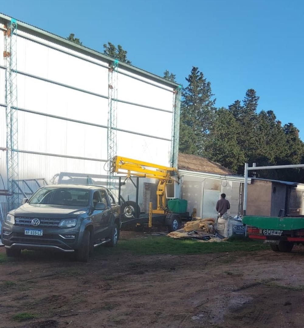 El Club Papelero construye una nueva cancha de pádel de blindex