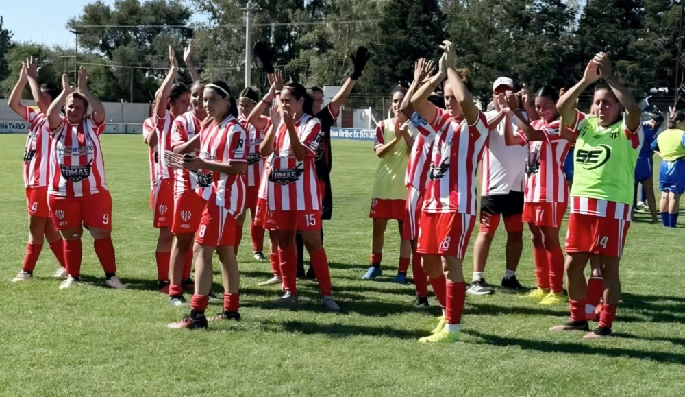 Liga Regional de Fútbol: San Martín (Carhué) goleó en el anticipo y se sumó a la punta en Primera división femenina