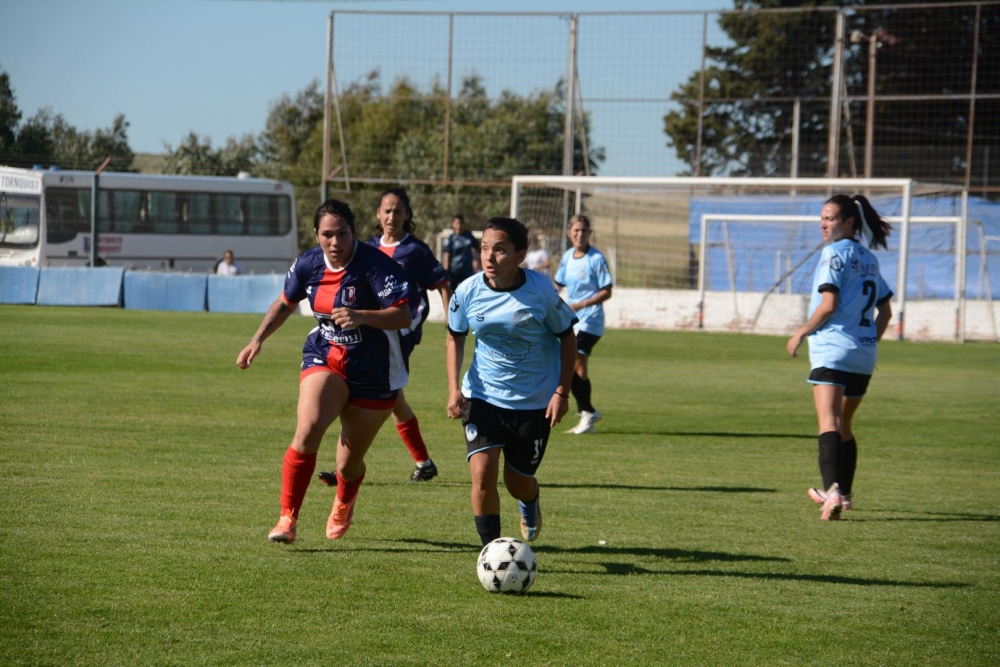 Liga Regional de Fútbol: Las chicas de Automoto cayeron ante San Martin de Saavedra (38 fotos)