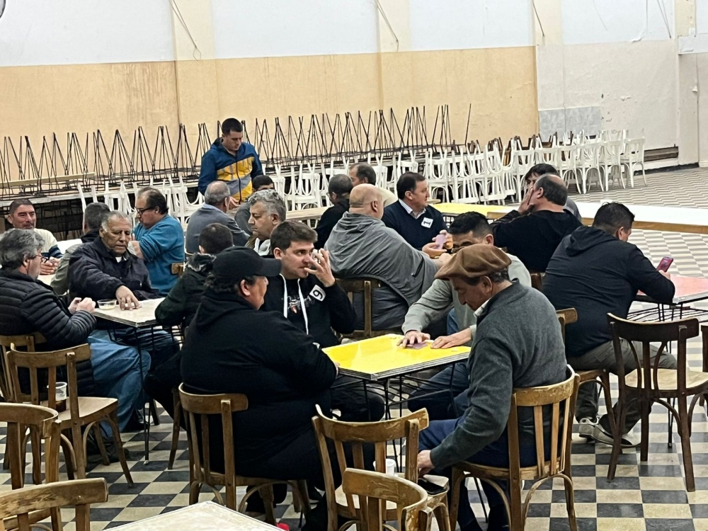 El torneo de mus reunió 16 parejas y tuvo ganadores de la región