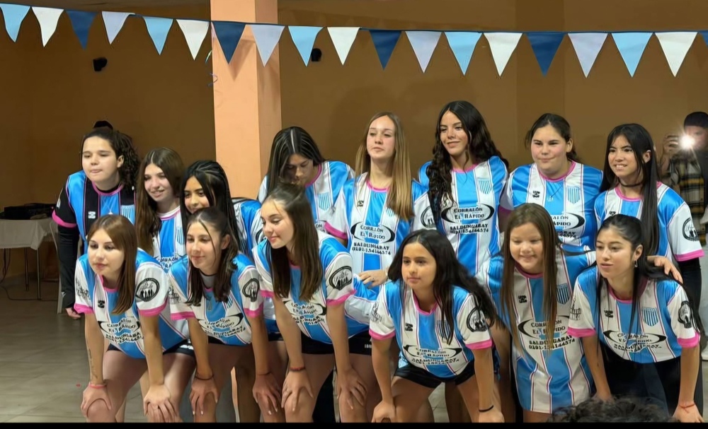 El futbol femenino de Porteño de Saldungaray presento su nueva camiseta