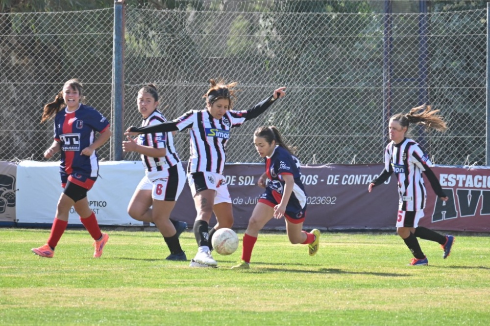 Liga Regional de Futbol: Las chicas de Automoto perdieron con lo justo ante Puan FC (22 fotos)