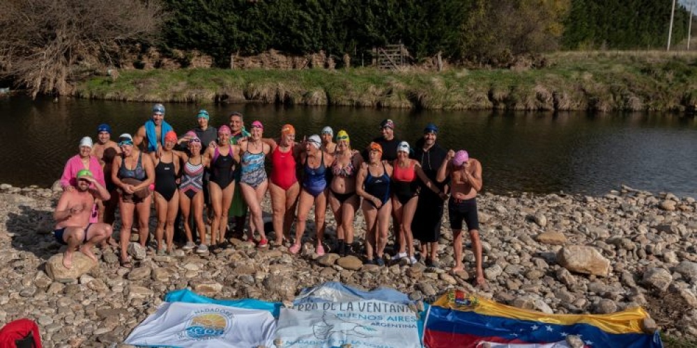 Más de veinte nadadores completaron un emotivo nado solidario y simbólico en Sierra de la Ventana