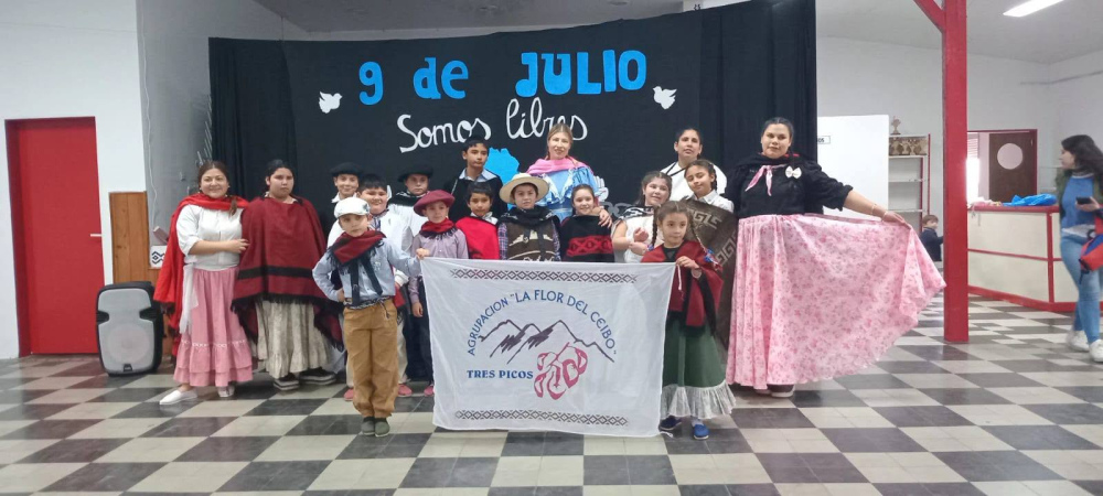 La Agrupación Folclórica ”La Flor del Ceibo” del Club Sportman realizó su primera presentación en el acto por el 9 de julio