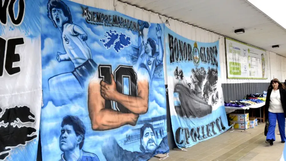 Manuel Abarzua, el creador de las banderas argentinas que brillan en Cipolletti y en el Mundial 2026