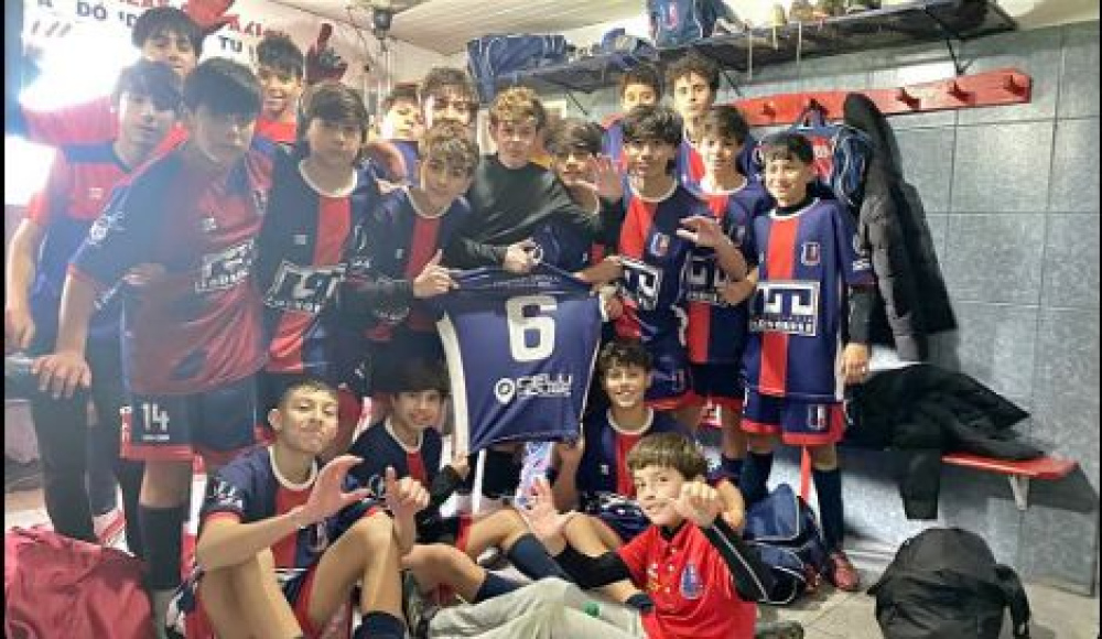 Los chicos de la septima de Automoto festejan luego del 6 a 3 final.