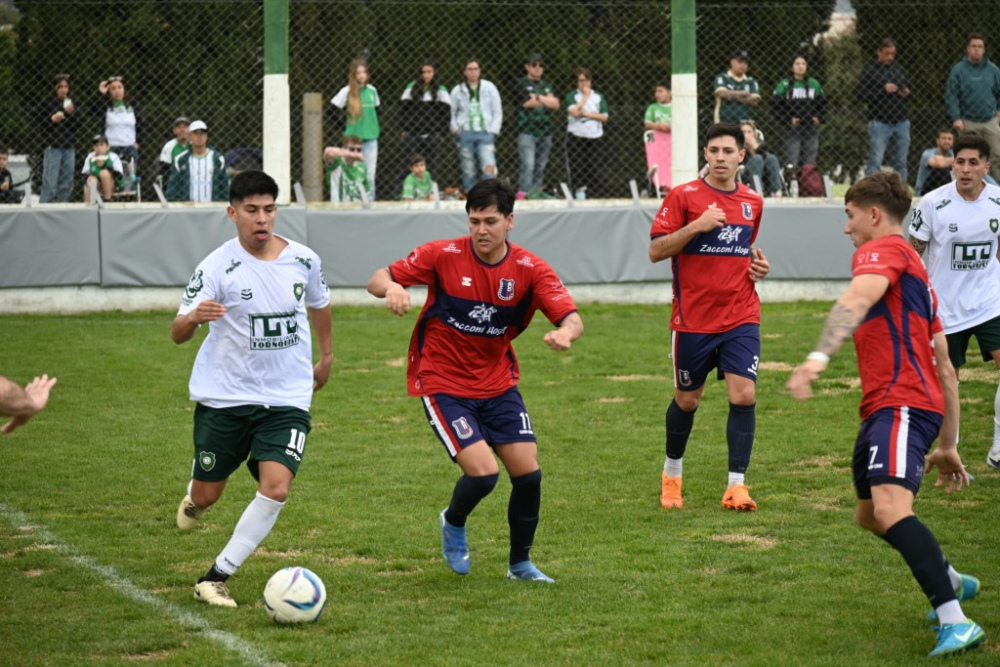 Liga Regional de Futbol: La edicion N° 70 del clasico de Tornquist termino en empate (95 fotos)