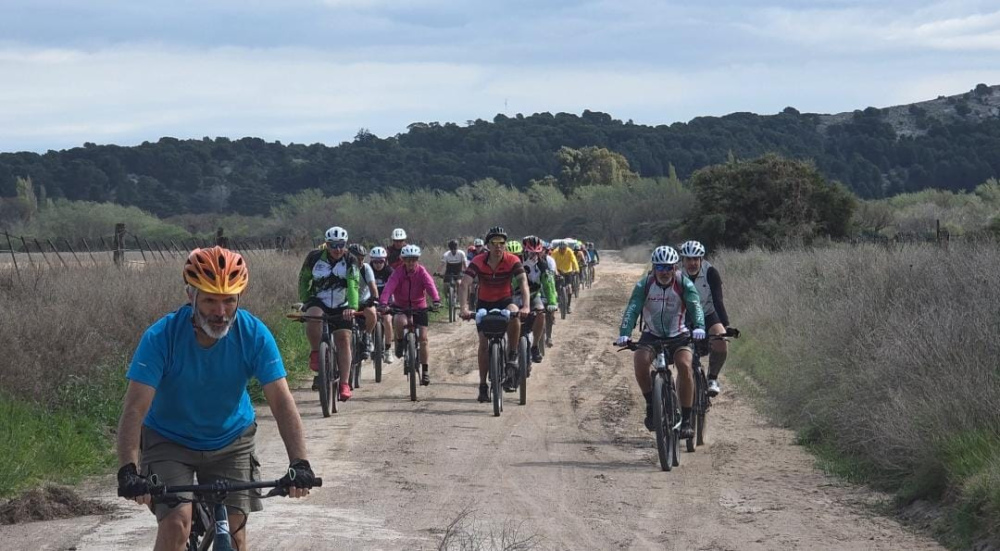 Ciclismo de fondo por la Comarca Serrana: Desafío, épica y compañerismo a pesar del clima (40 fotos)