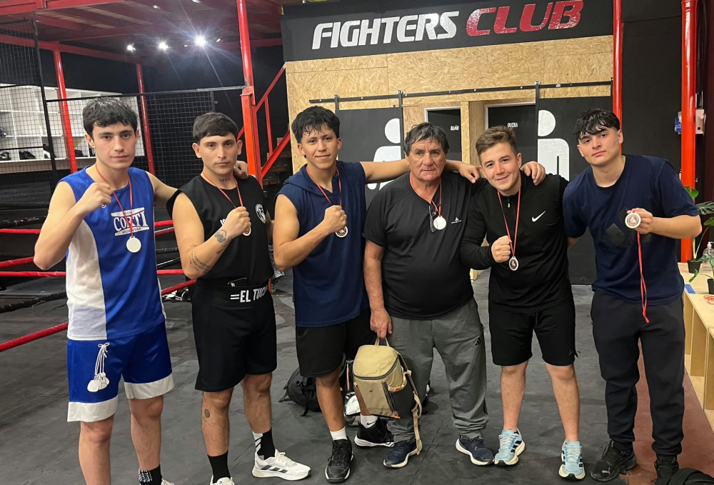 El boxeo de Tornquist dijo presente en una exhibición en Bahía Blanca