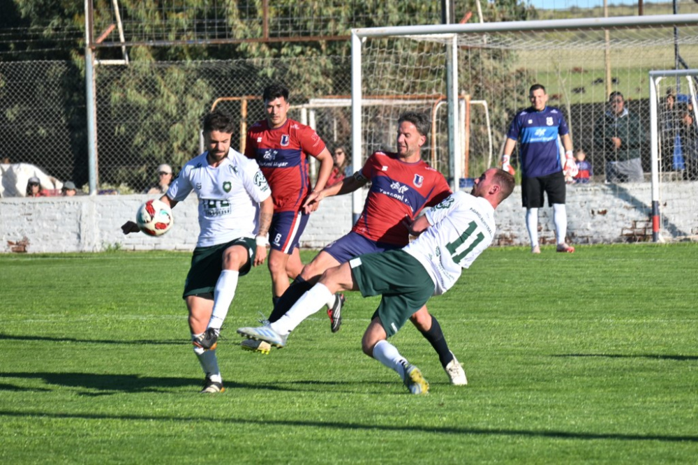 Liga Regional de Futbol: En un clásico con todos los condimentos, Automoto y Unión igualaron 2 a 2 (132 fotos)