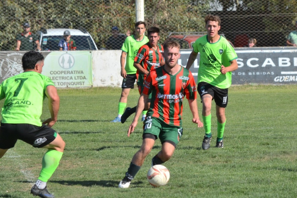 Liga Regional de Fútbol: Los equipos de Tornquist no pudieron ante rivales suarenses (89 fotos)