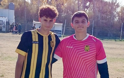 Fabricio Ibarra y Tomas Davis, dos j&oacute;venes de Saldungaray que compartieron equipo en la cuarta divisi&oacute;n de Olimpo