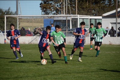 Reparto de puntos en el cl&aacute;sico tornquistense de divisiones inferiores (267 fotos)