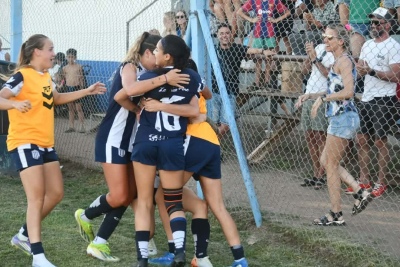 Liga Regional de F&uacute;tbol: Club Sarmiento celebr&oacute; en el torneo Clausura de Primera divisi&oacute;n femenina