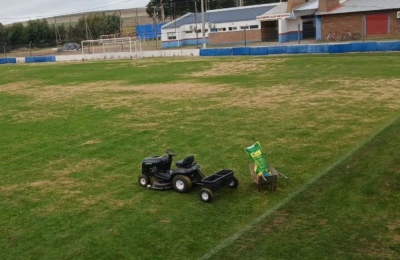 Realizaron trabajos de resiembra en la cancha de Automoto