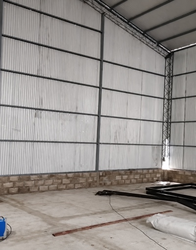 Avanzan las obras de la nueva cancha de p&aacute;del en Club Papelero de Tornquist