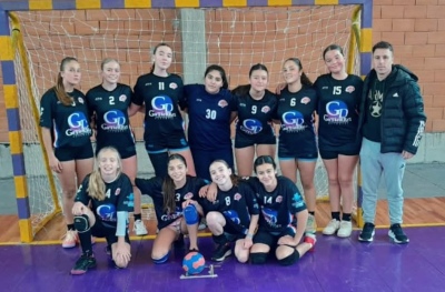 Tres jugadoras de Tornquist participaron del inicio del torneo de handball de la Asociaci&oacute;n Bahiense