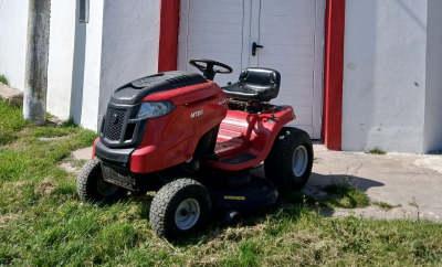 El Sportman Club de Tres Picos sum&oacute; un tractor cortac&eacute;sped propio para el mantenimiento de su predio