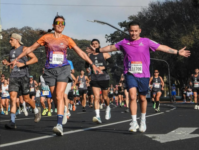 Silvana Frontini completo los 42K de Buenos Aires y dejo su huella en una verdadera fiesta del running