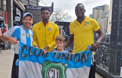 De Tornquist al mundo: Dos jugadores de Ben&iacute;n posaron con la bandera del Club Uni&oacute;n