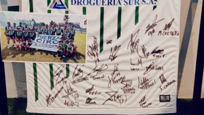 Uni&oacute;n realiza un sorteo de una camiseta firmada por el plantel superior