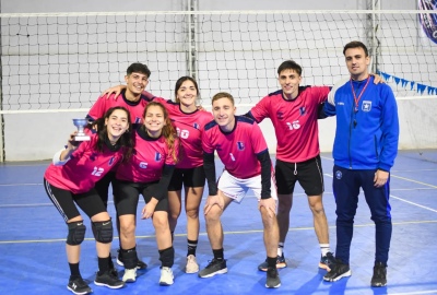 Equipo de Tornquist participo de un encuentro de maxi v&oacute;ley mixto en Carhu&eacute;
