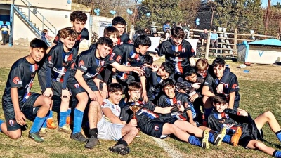 Inferiores: La sexta de Atl&eacute;tico Ventana recibi&oacute; el trofeo de campe&oacute;n cuando se midieron ante LN Alem