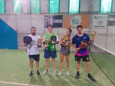 Jerem&iacute;as Lacasta junto a la saavedrense Samantha Mart&iacute;nez, subcampeones del Master de s&eacute;ptima categor&iacute;a de Padel Las Sierras