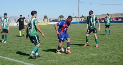 Liga Regional: Automoto logro un triunfo ag&oacute;nico ante A. Huanguel&eacute;n que le permiti&oacute; llegar a la punta de la zona 2 (97 fotos)