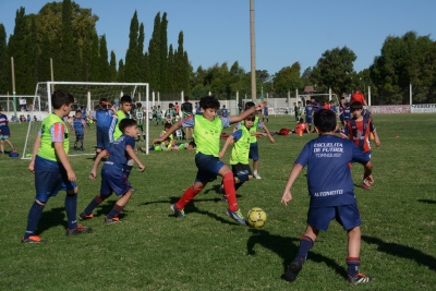 Se llevo a cabo un encuentro de escuelitas de futbol en el Club Uni&oacute;n (88 fotos + video)