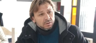 Sebasti&aacute;n Grassi se pone la camiseta del Tribunal de Penas de la Liga Pringles